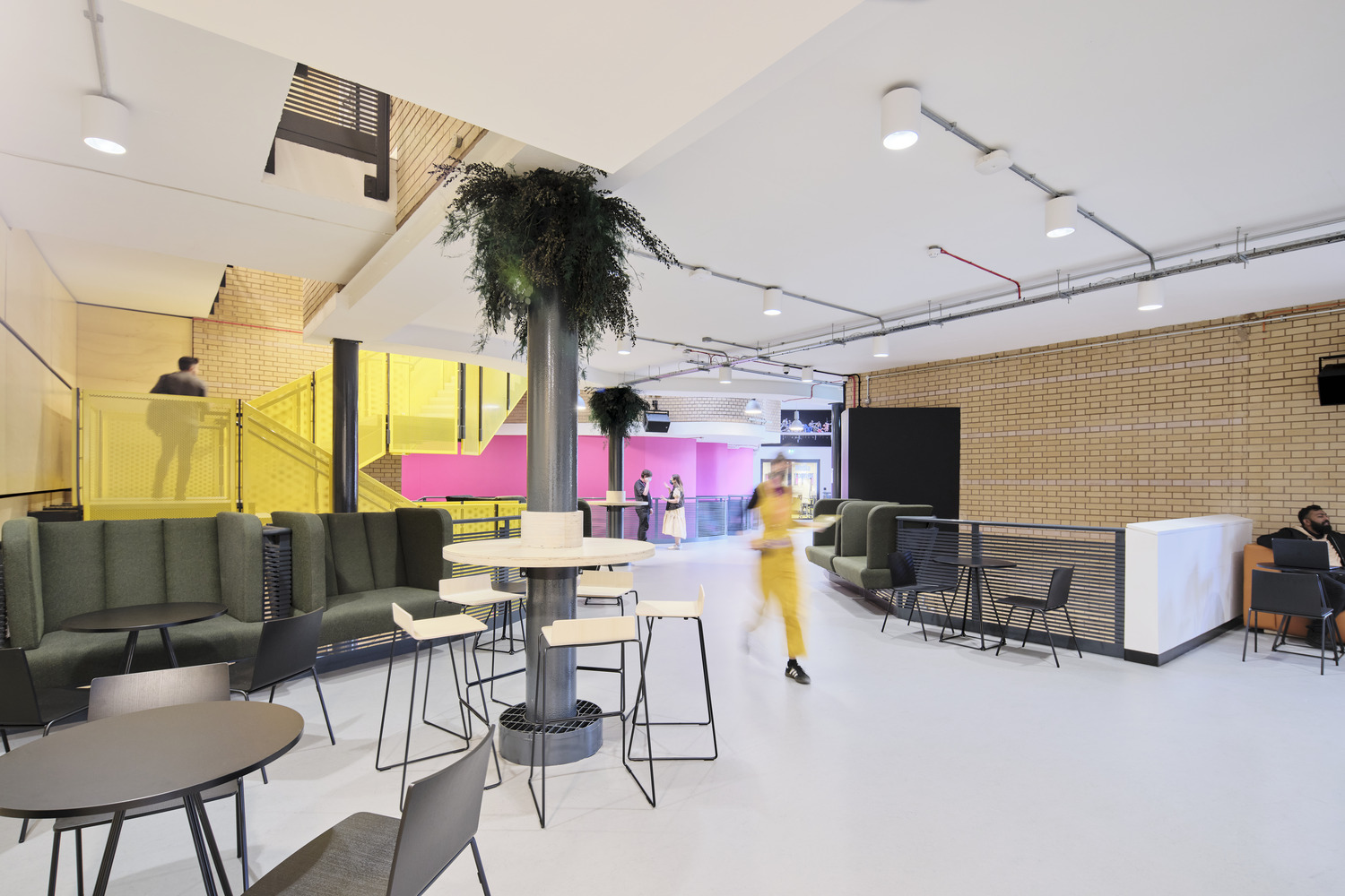Modern event space with vibrant accents, ideal for workshops and conferences. - Banner