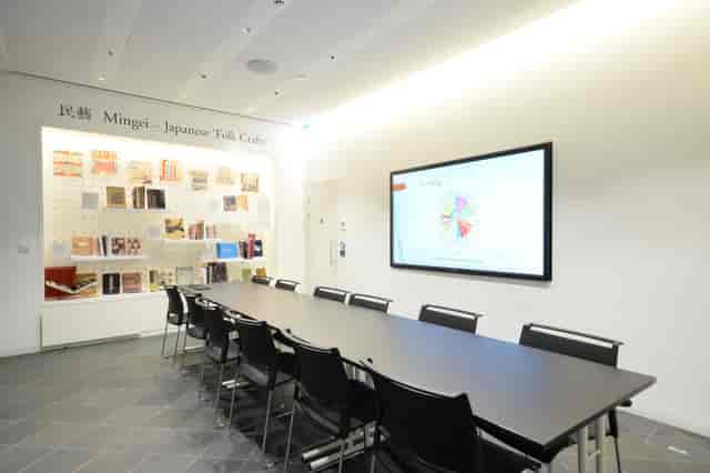 Modern meeting room in Japan House with long table for workshops and strategic meetings.