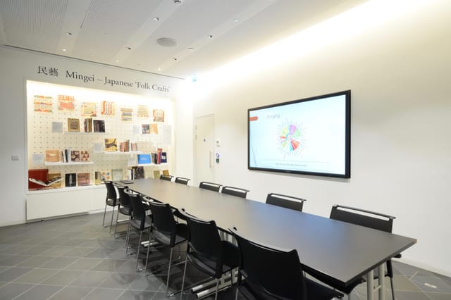 Modern meeting room in Japan House with long table for workshops and strategic meetings.