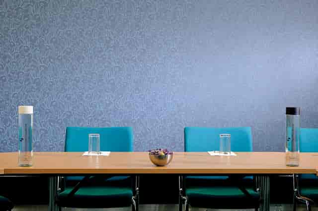 Modern meeting room with floral wall, ideal for discussions and brainstorming sessions.
