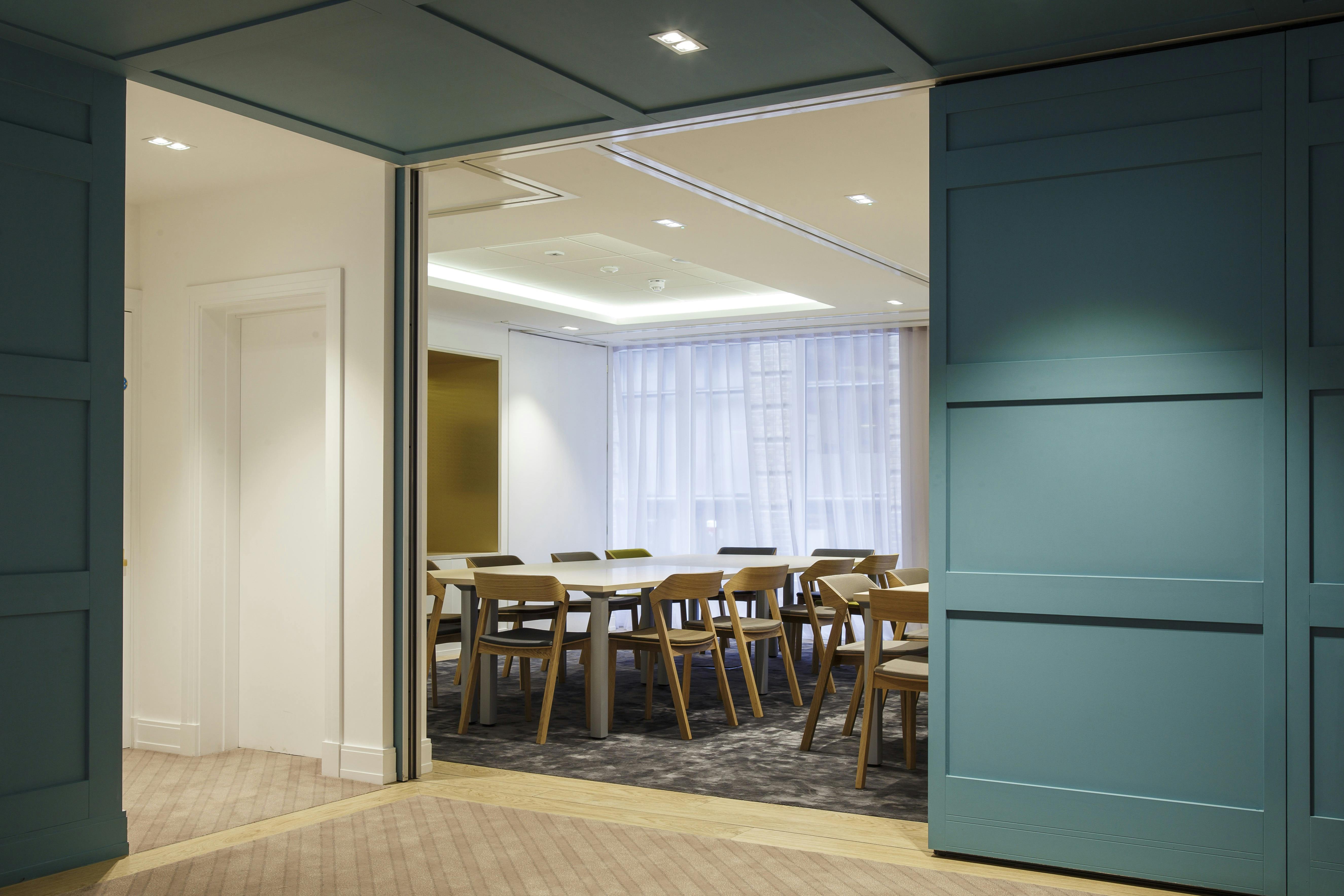 Modern meeting room with large table, ideal for corporate events and workshops.