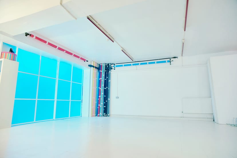Versatile event space with large windows, ideal for workshops and meetings.