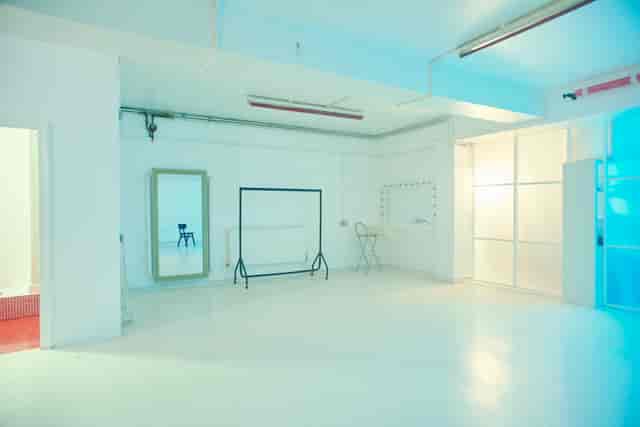 Versatile minimalist event space with natural light for workshops and meetings.