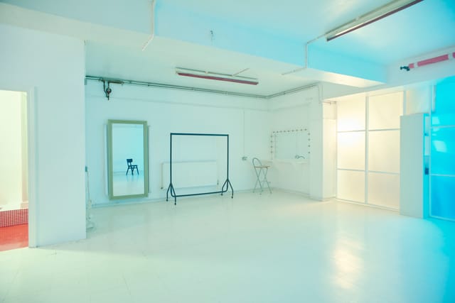 Versatile minimalist event space with natural light for workshops and meetings.