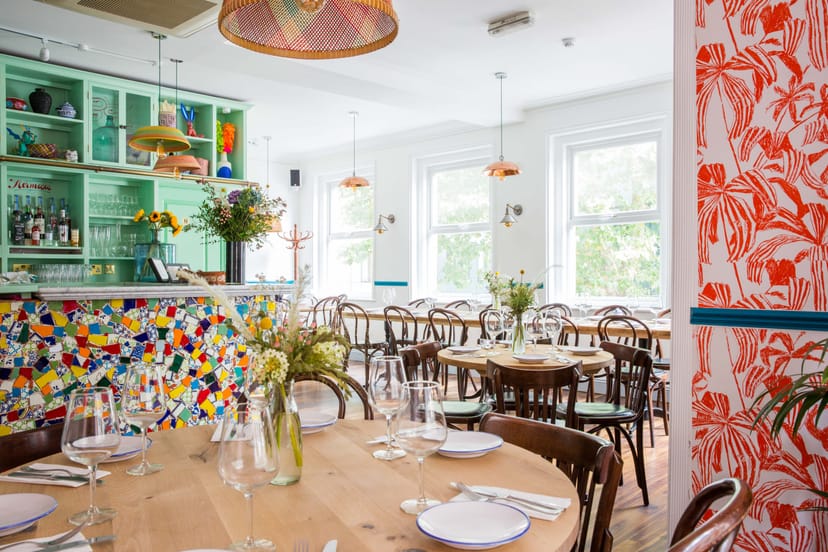 Agave dining room with vibrant decor, ideal for gatherings and events in Santo Remedio.