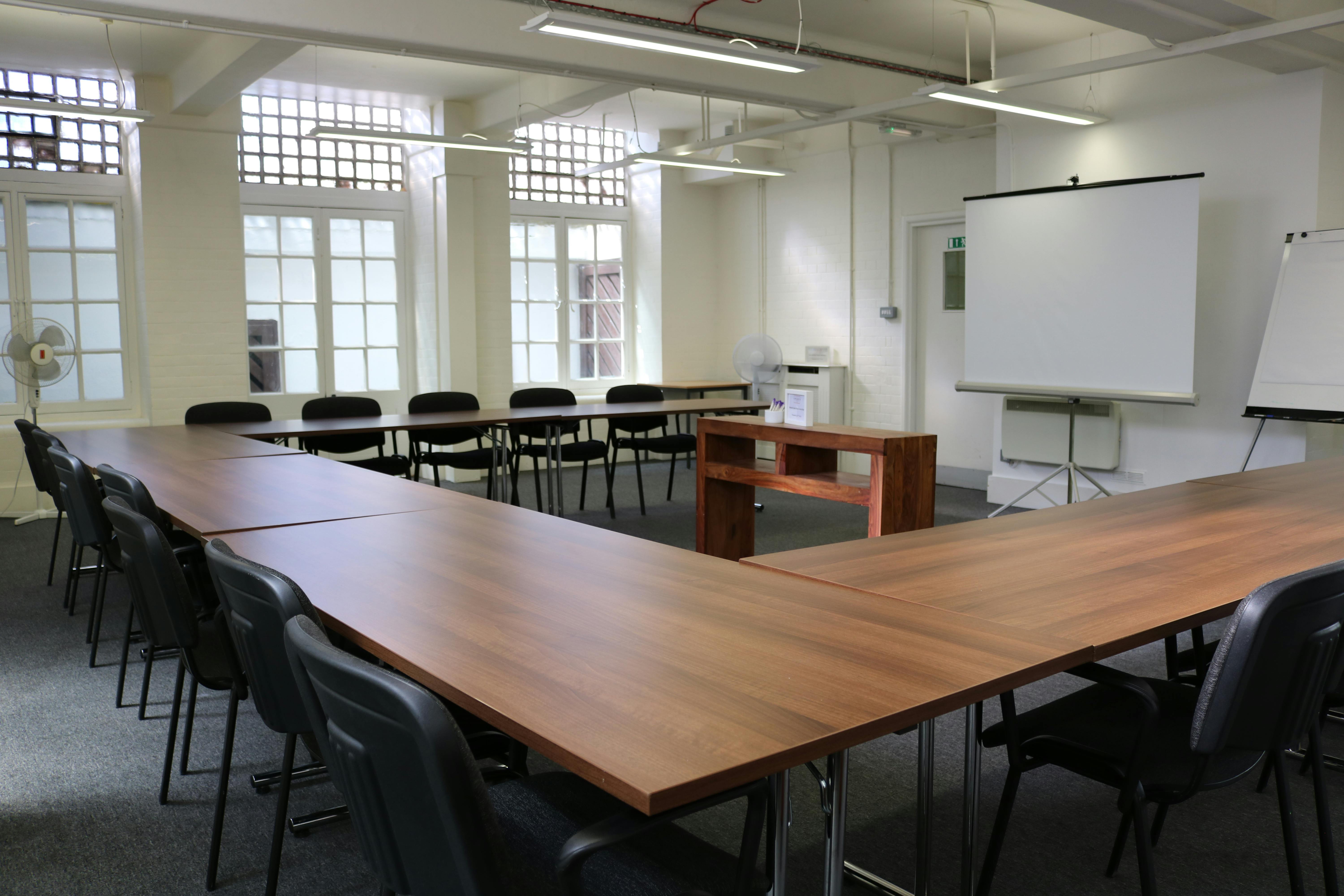 Portman Lounge meeting space with U-shaped table, ideal for workshops and planning sessions.