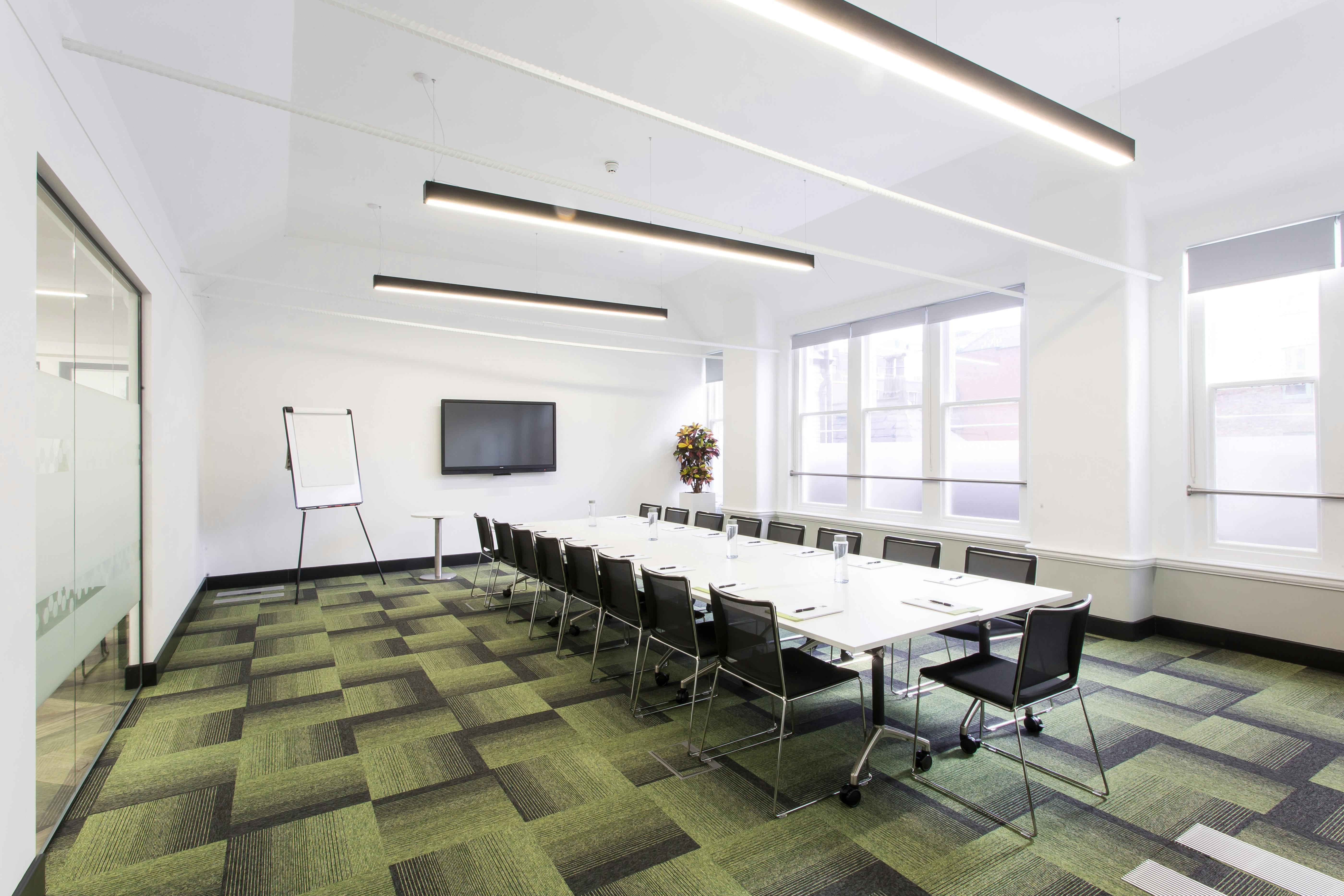 Modern training room with ergonomic chairs for collaborative meetings and presentations.