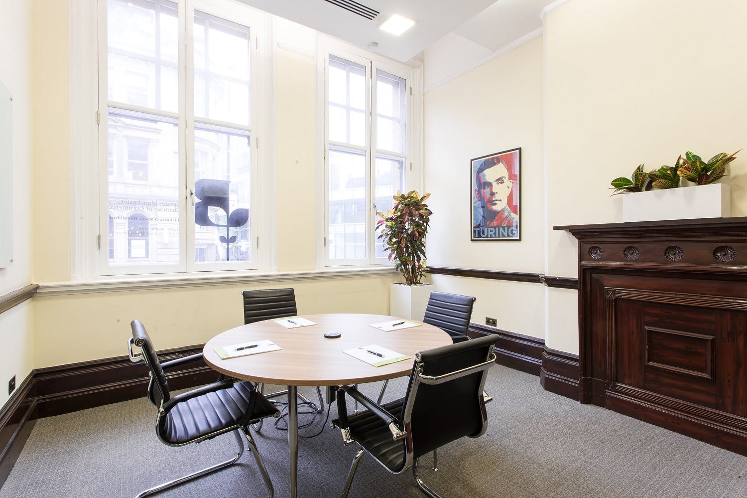 Alan Turing Room with round table, ideal for meetings and brainstorming sessions.