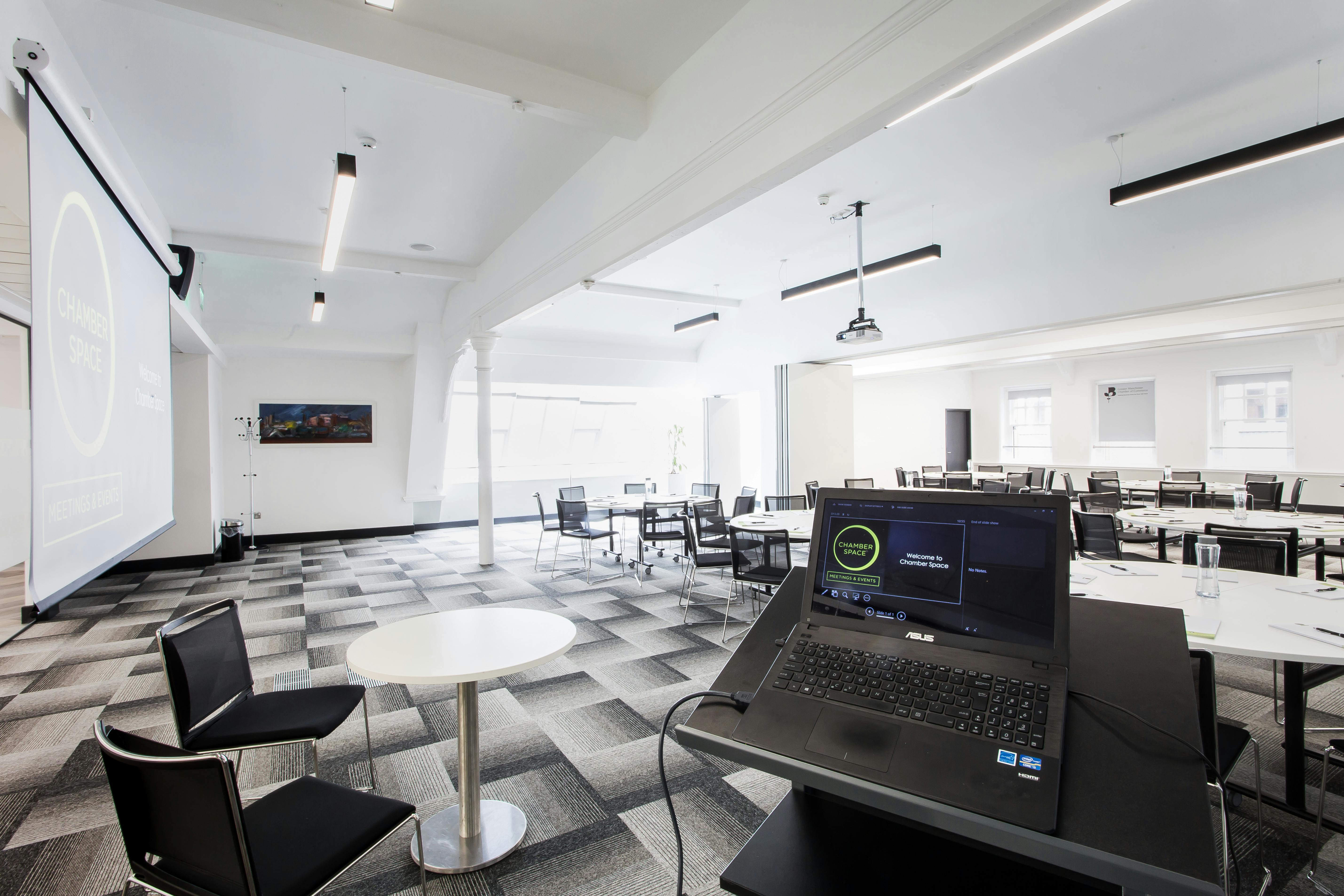 Modern meeting space with flexible seating, ideal for workshops and corporate events.