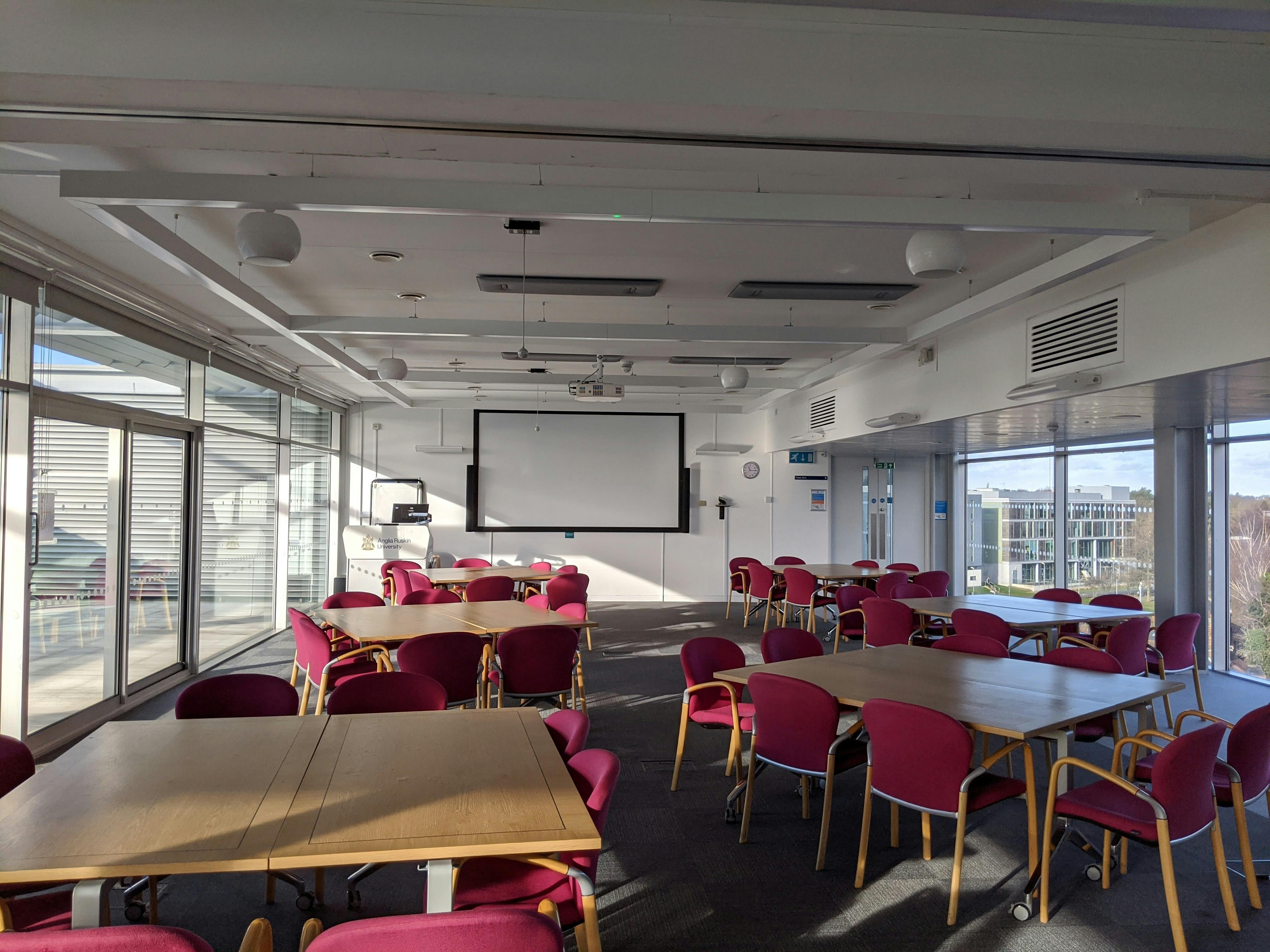 Versatile meeting space MAB 404 with natural light for workshops and presentations.