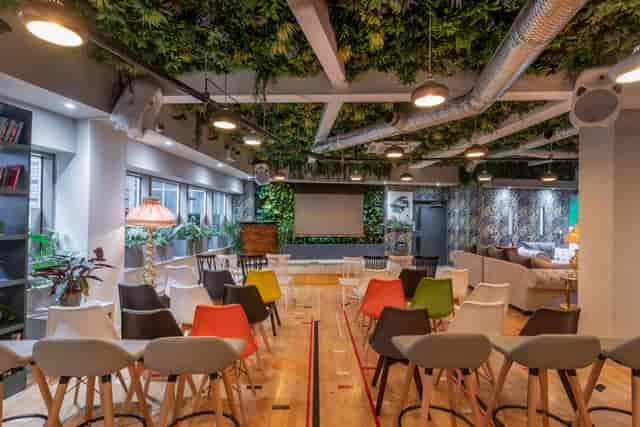 Versatile meeting space with greenery, ideal for workshops and team-building events.