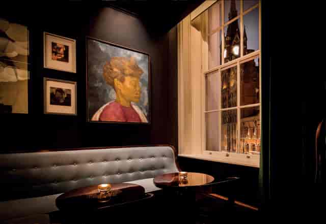 Sophisticated meeting space in Anthracite with city view, perfect for elegant events.