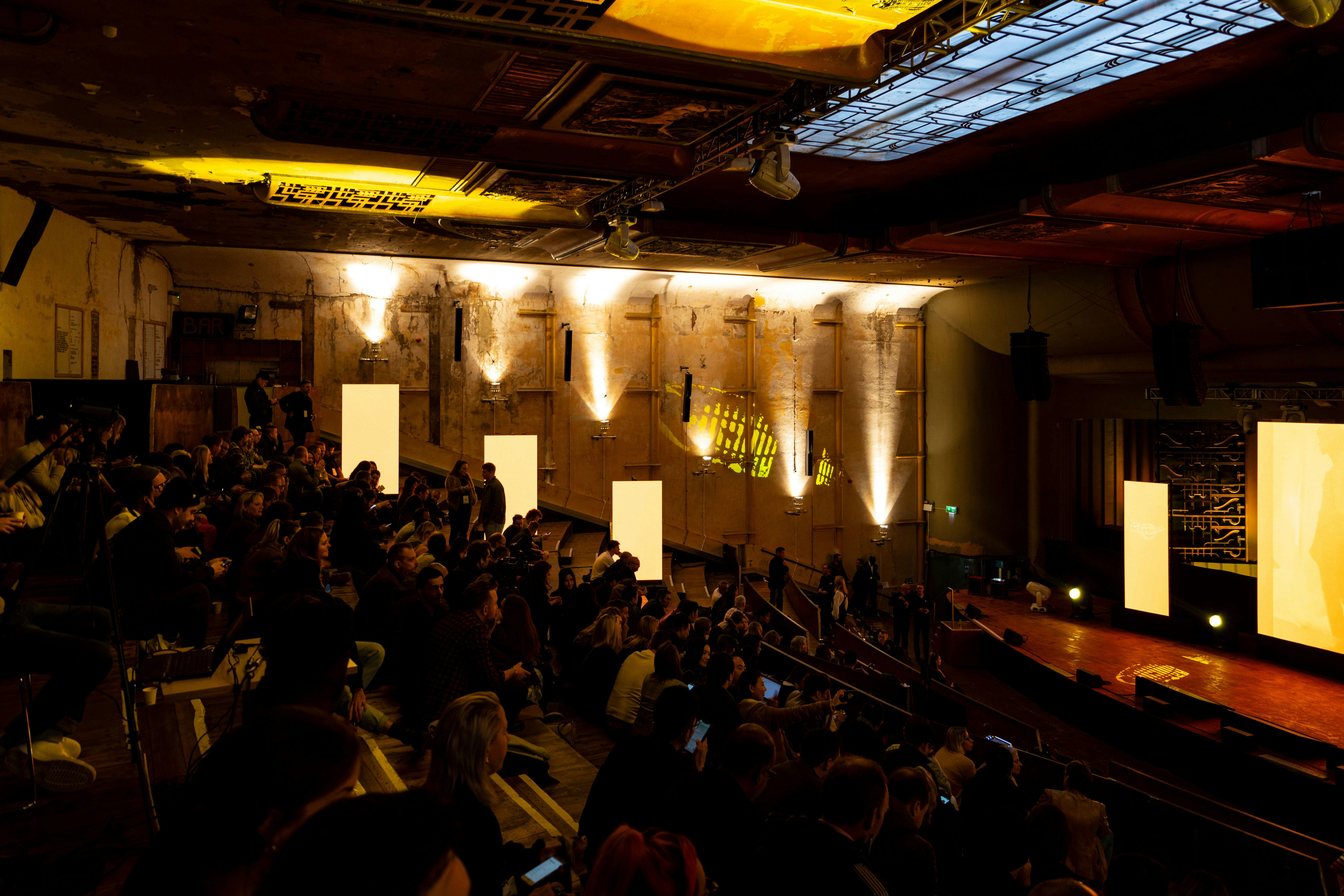 Theatre in EartH with engaged audience, ideal for dynamic events and presentations.