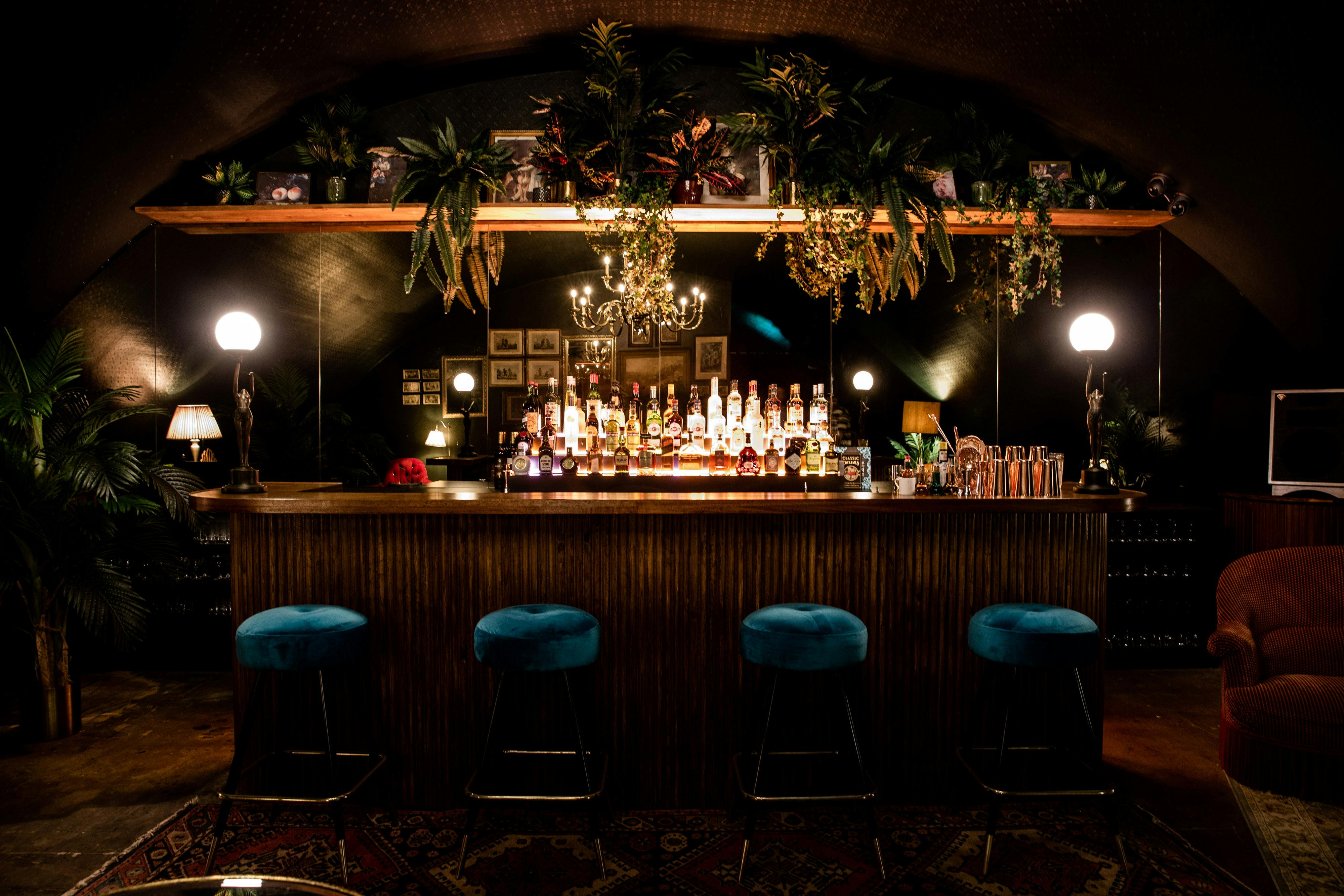 Stylish bar in The Green Room, Casa do Frango for networking events and cocktail receptions.