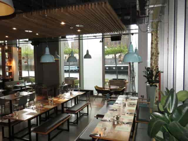 Modern restaurant in KuPP with spacious layout, ideal for meetings and events.