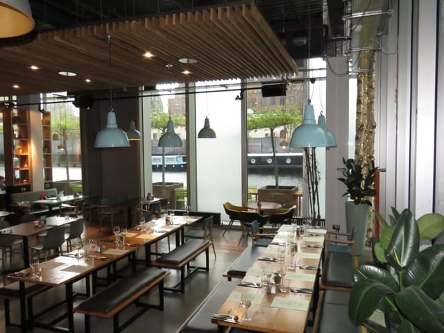 Modern restaurant in KuPP with natural light, ideal for intimate meetings and events.