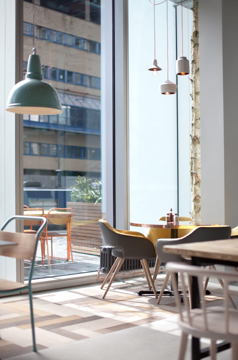 Modern meeting space at KuPP with natural light, ideal for gatherings and brainstorming.