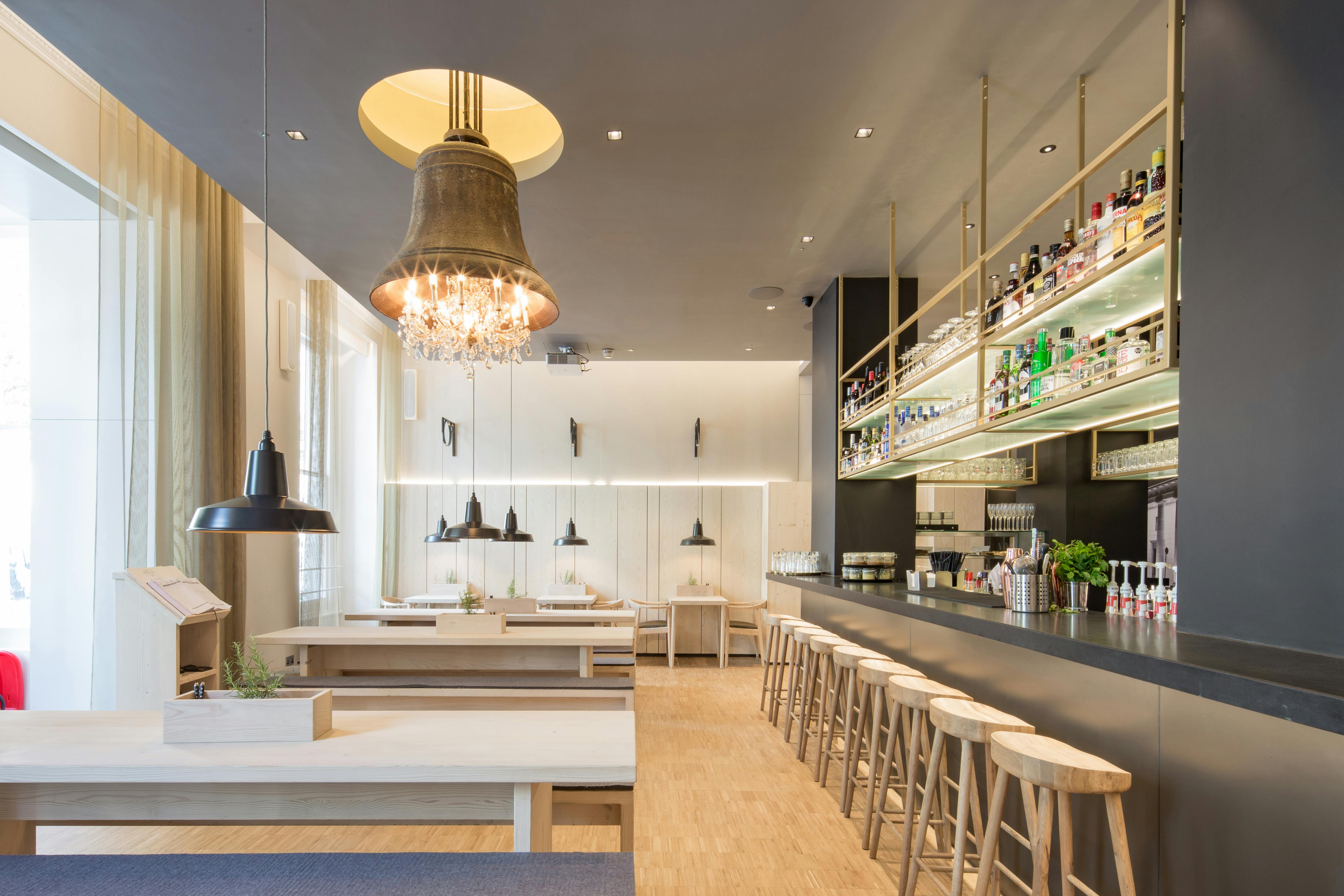 Modern Main Restaurant in Stein's Berlin, ideal for meetings and events with natural light.