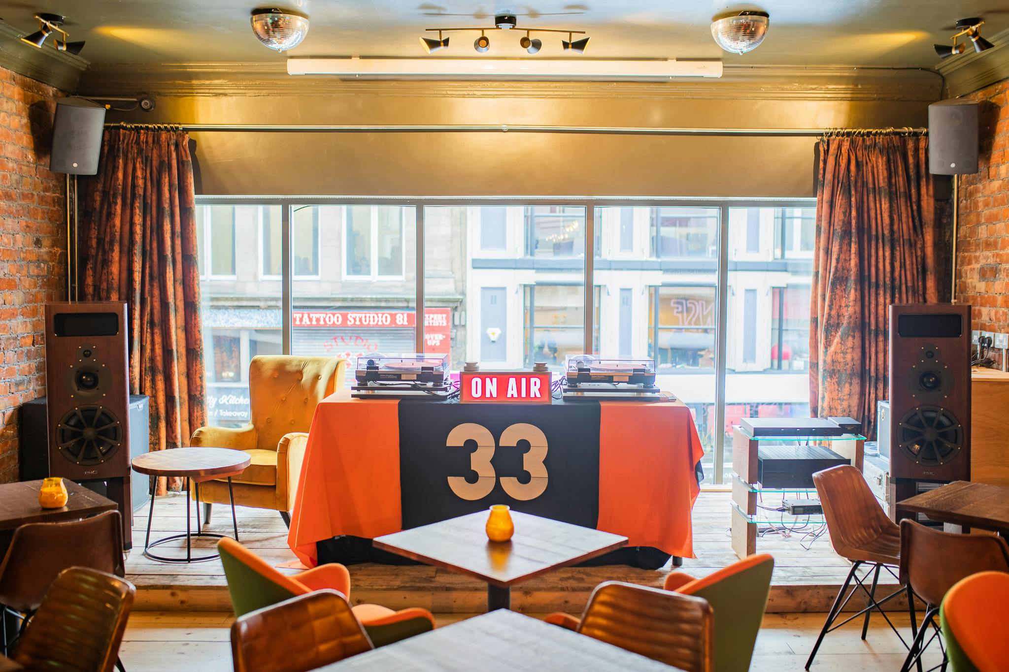 Stylish event space with retro decor for intimate gatherings and live broadcasts.