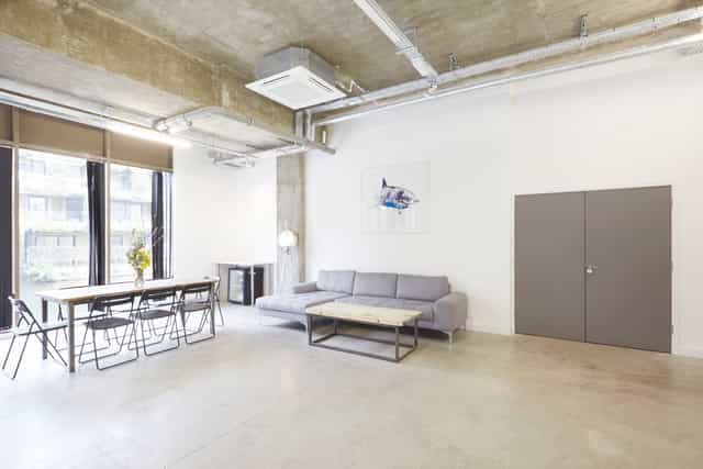 Modern event space with natural light, ideal for meetings and gatherings.