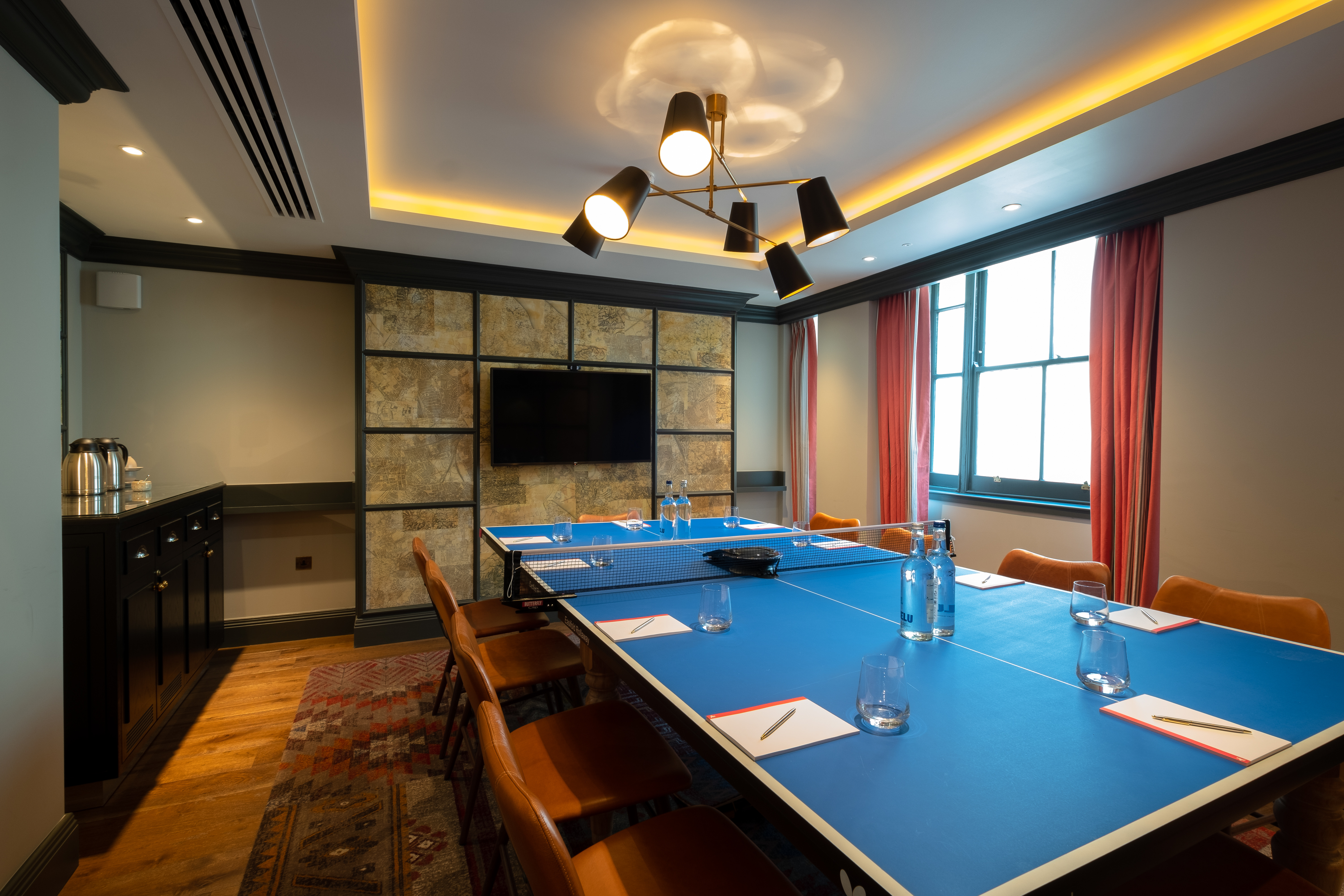 Modern meeting room with large table, ideal for professional gatherings and brainstorming.