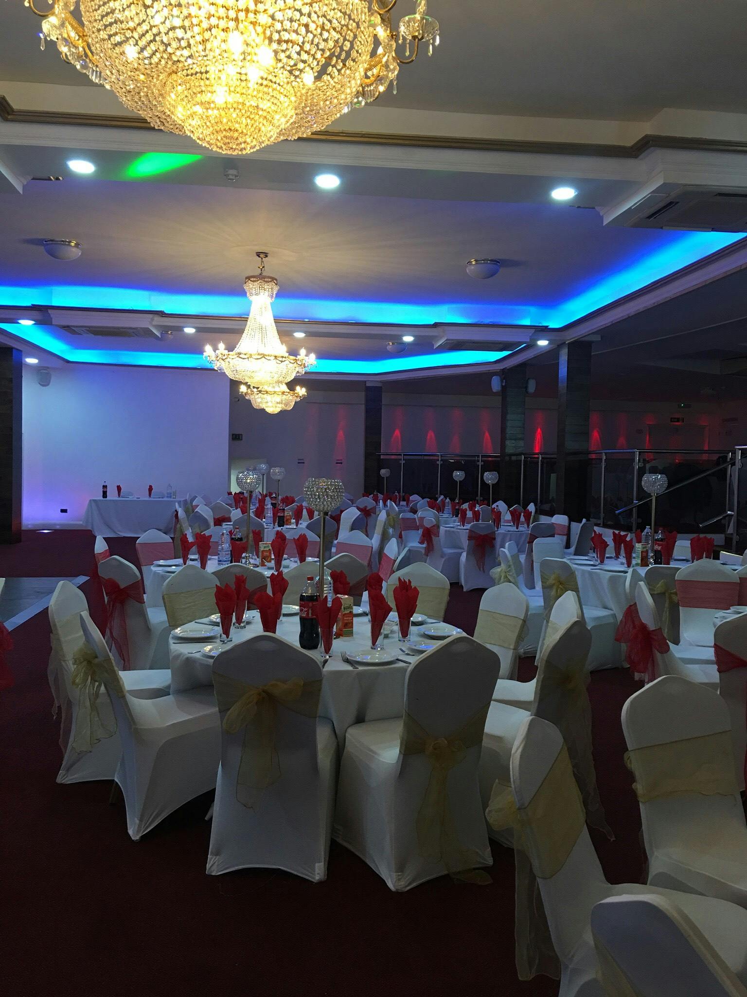 Elegant banquet hall with chandelier, ideal for weddings and corporate events.