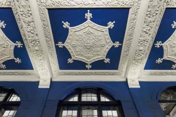 Elegant ceiling with intricate plasterwork at L'oscar London, perfect for upscale events.