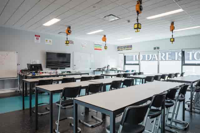 Science classroom with modular tables, ideal for workshops and training sessions.
