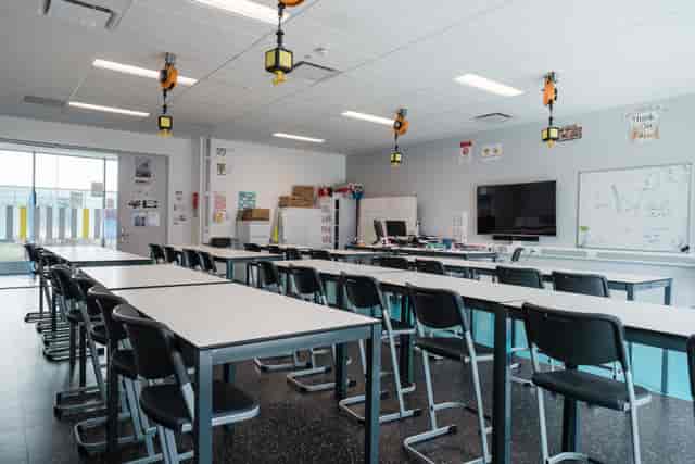 Science classroom with modular tables, ideal for workshops and training in London Academy.