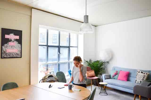 Modern meeting space with wooden table, ideal for brainstorming and collaboration.