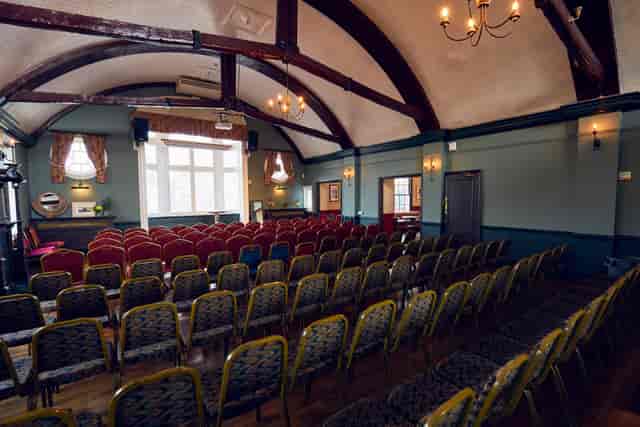 Meeting space for 20-50 guests with beamed ceiling, ideal for workshops and presentations.
