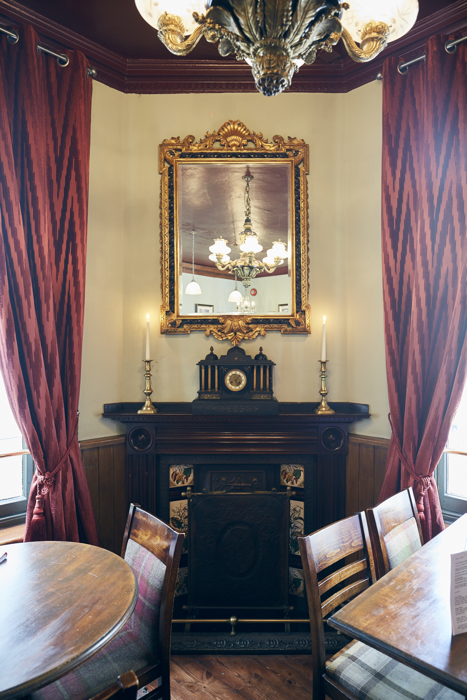 Elegant meeting space with classic fireplace, ideal for intimate gatherings and discussions. - Banner