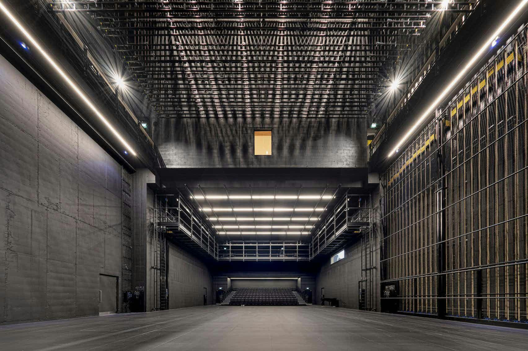 Modern production studio with high ceilings, ideal for conferences and performances.