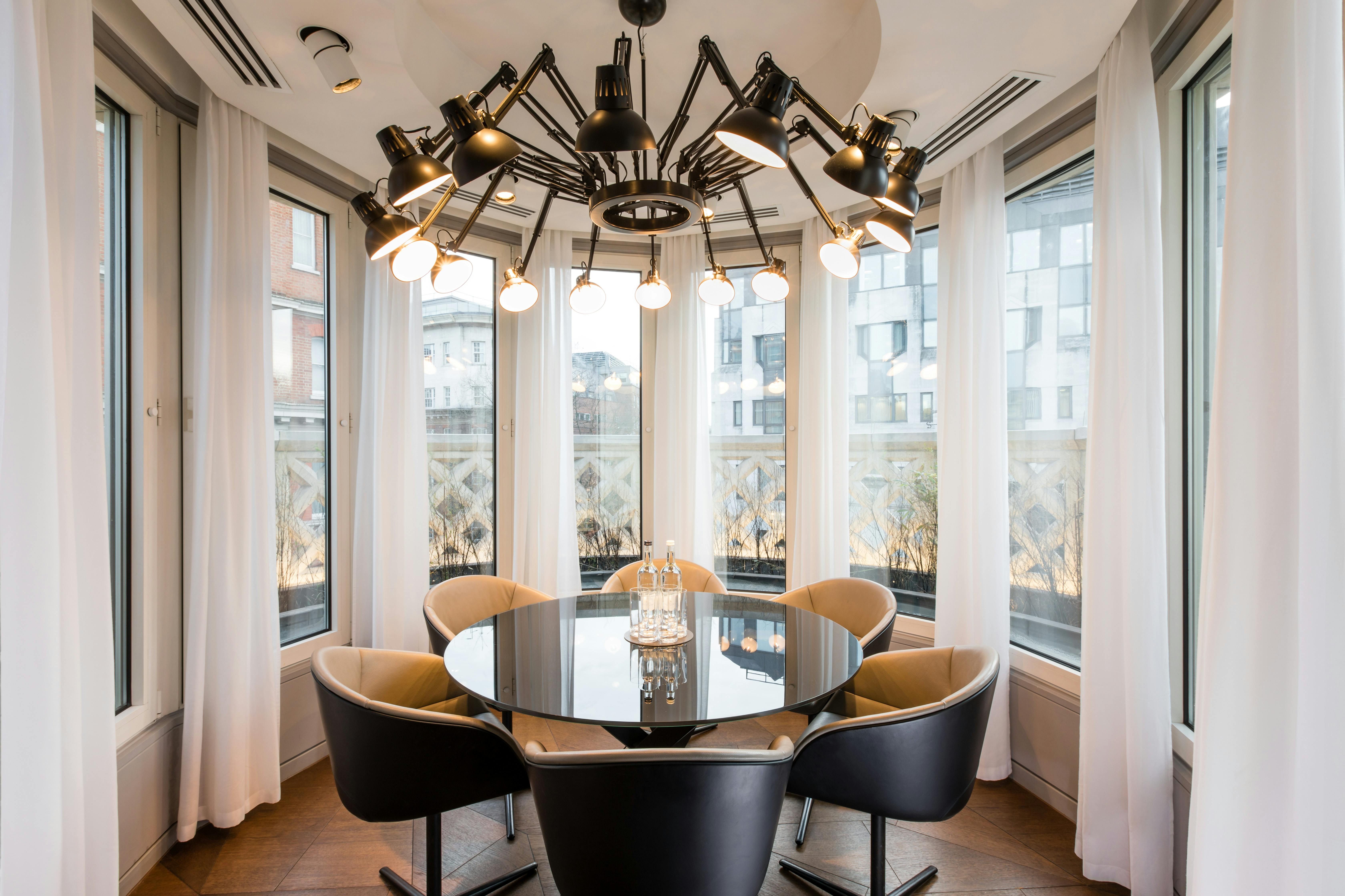 Stylish meeting space with round table, ideal for corporate events and gatherings.