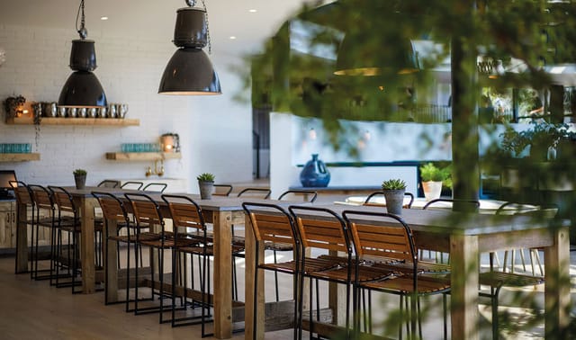 Modern meeting space with communal table, ideal for workshops and brainstorming sessions.