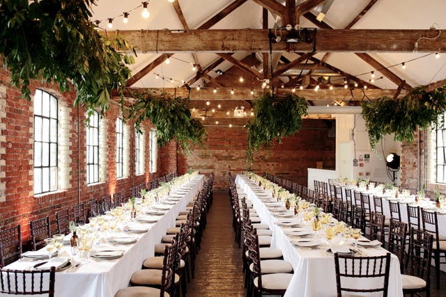 Elegant event space with banquet tables, rustic charm for weddings and corporate gatherings.