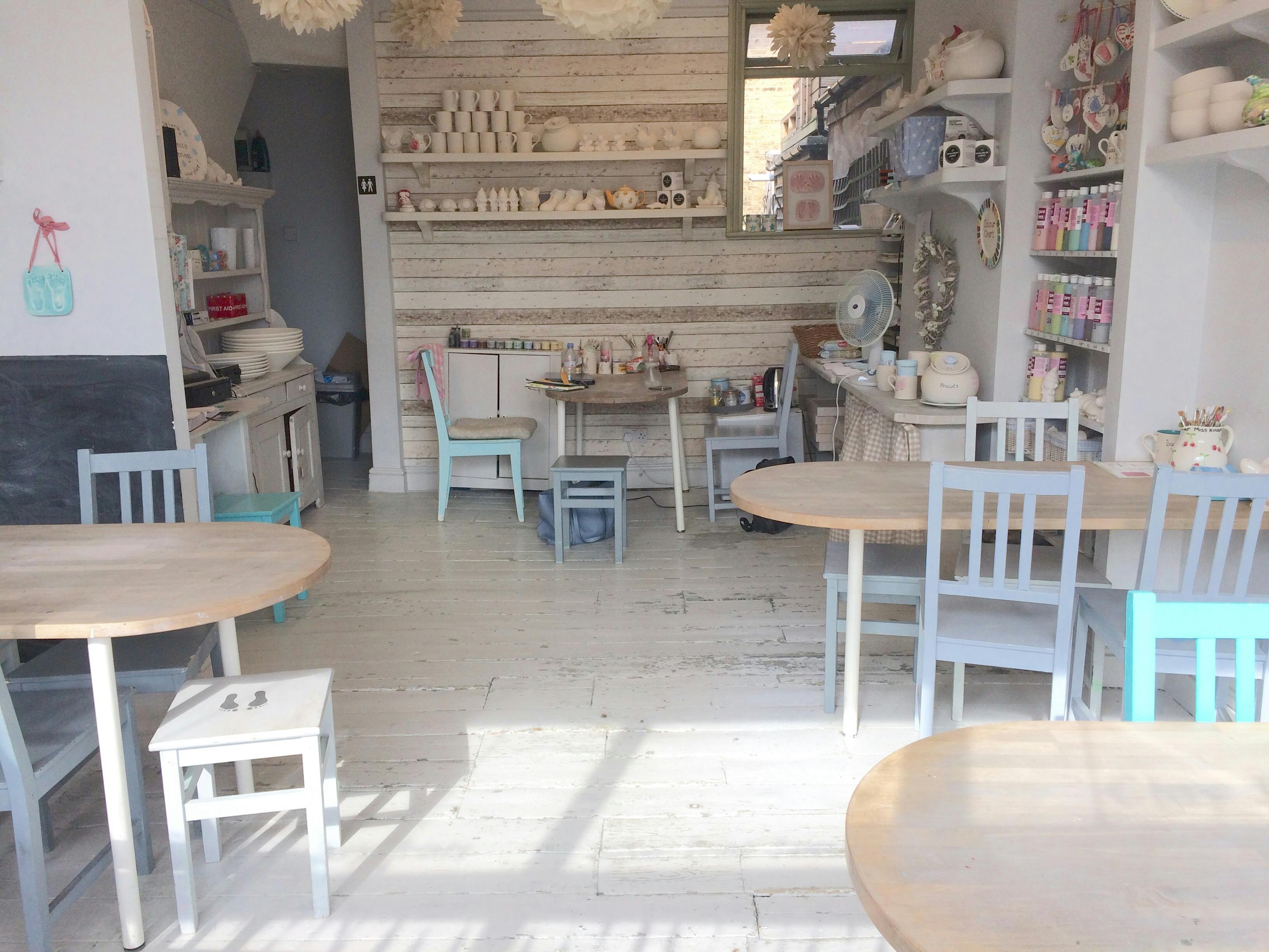 Cozy venue in Sammy Duder, ideal for workshops and intimate gatherings.