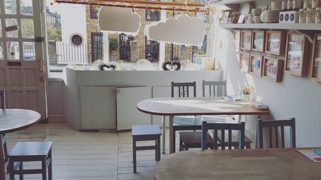 Bright venue in Sammy Duder with cloud decor, perfect for meetings and workshops.