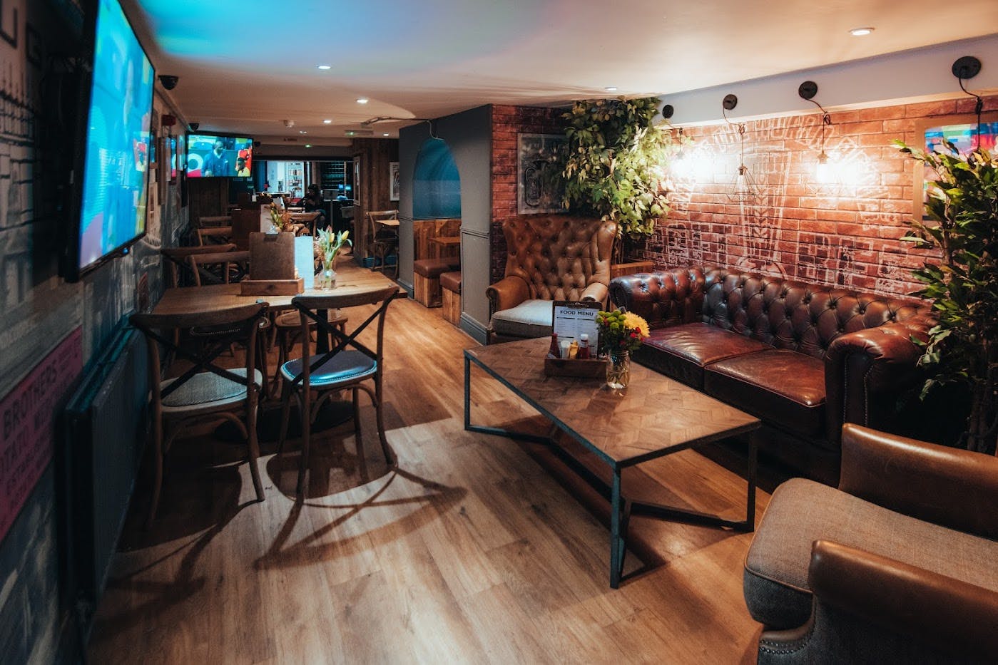 Stylish lounge with cozy leather seating, ideal for networking events and gatherings.