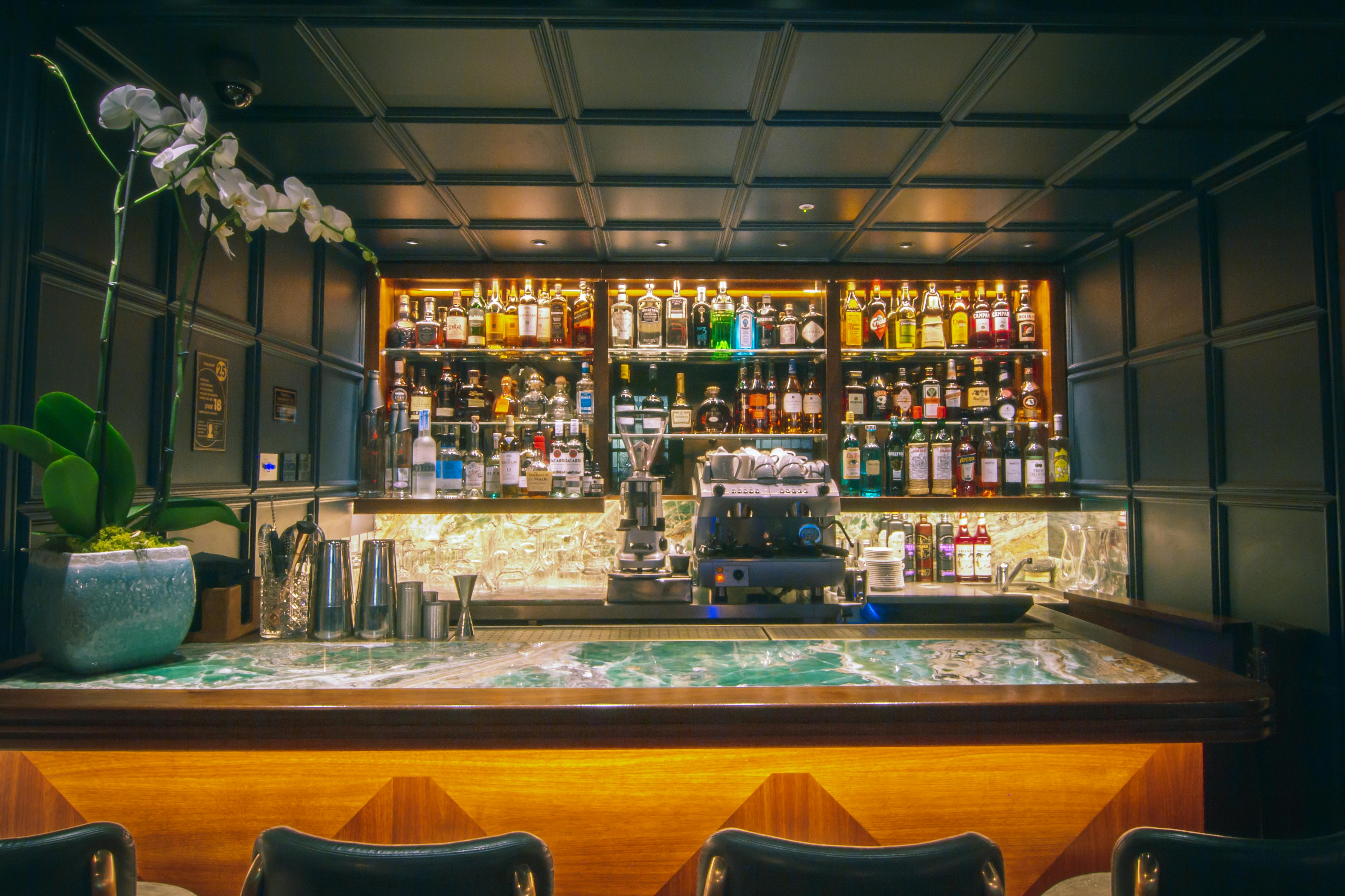 Stylish bar setup at Le Première, perfect for networking events and cocktail receptions.