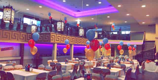 Corporate event in Avantay suite with elegant tables and colorful balloons.