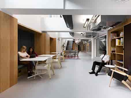 Modern meeting room with natural light, ideal for workshops and team-building events.