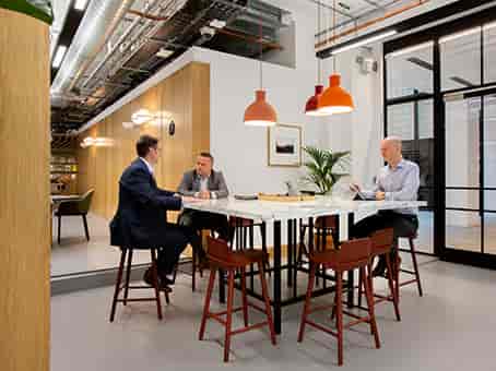 Modern meeting room with marble table, ideal for collaboration and brainstorming.
