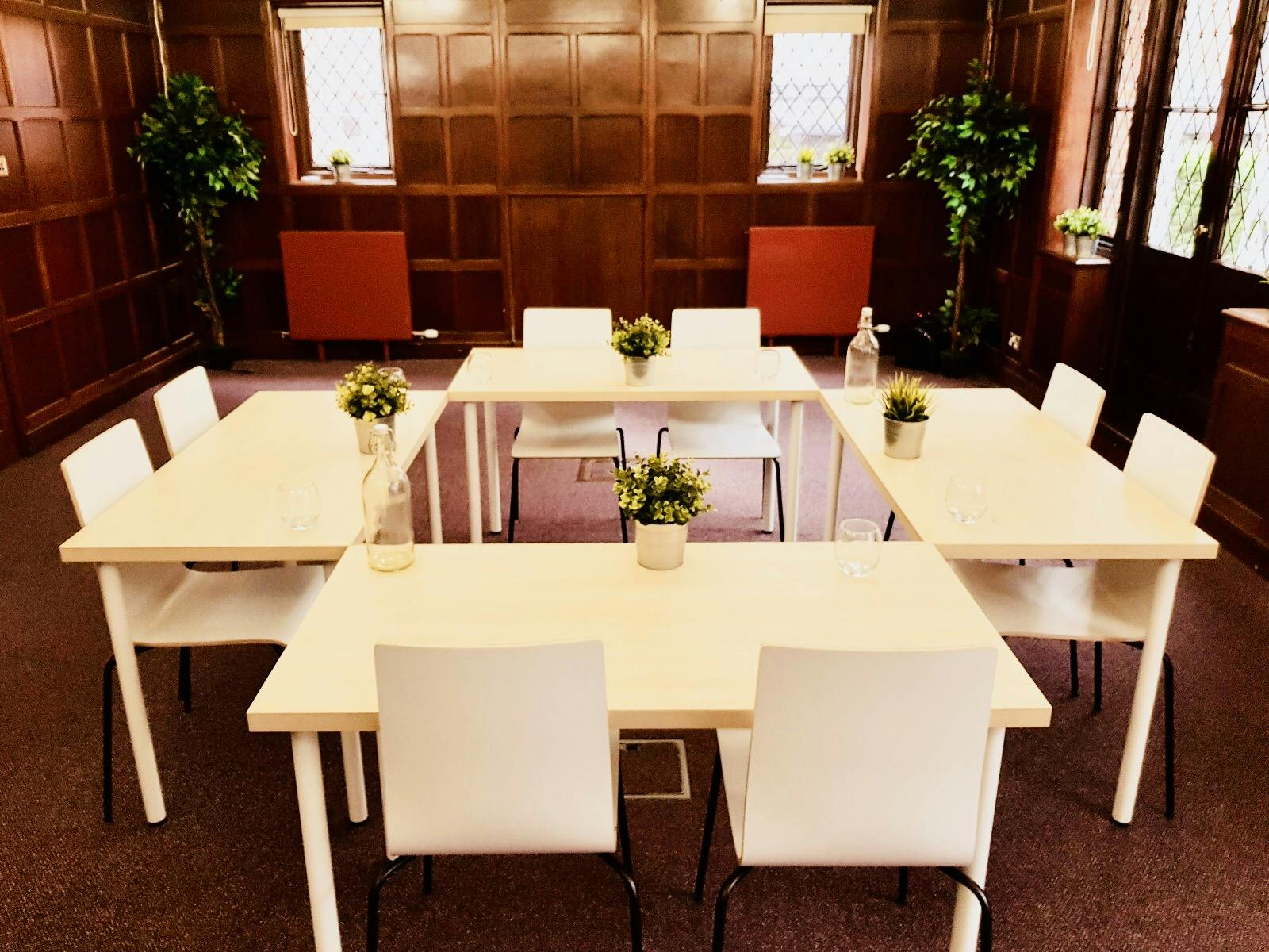 William Penn meeting space with tables, greenery, ideal for workshops and brainstorming.