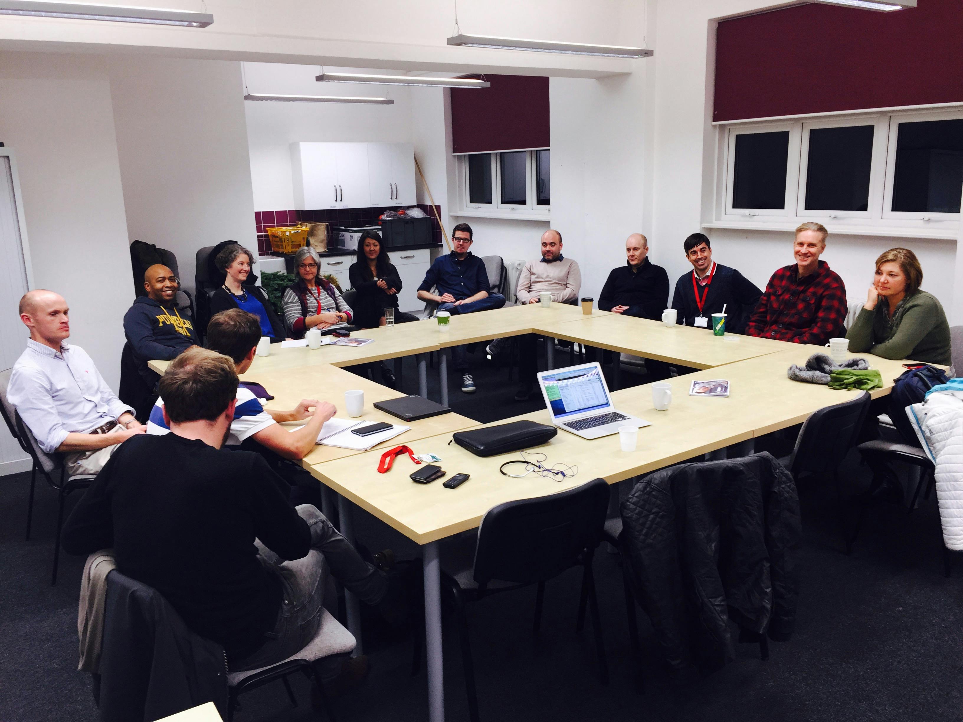 Meeting space with large table, bright lighting, ideal for collaboration and brainstorming.