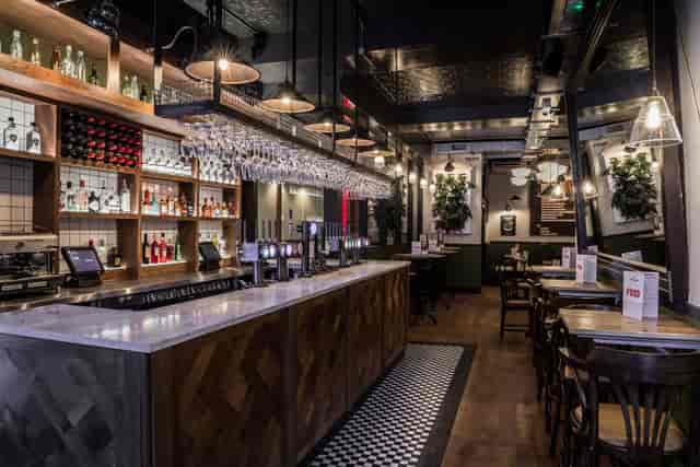 Stylish bar area at Draft House Farringdon, perfect for networking events and gatherings.