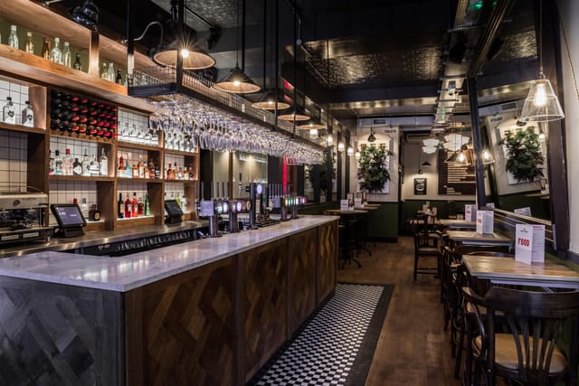 Stylish bar area at Draft House Farringdon, perfect for networking events and gatherings.