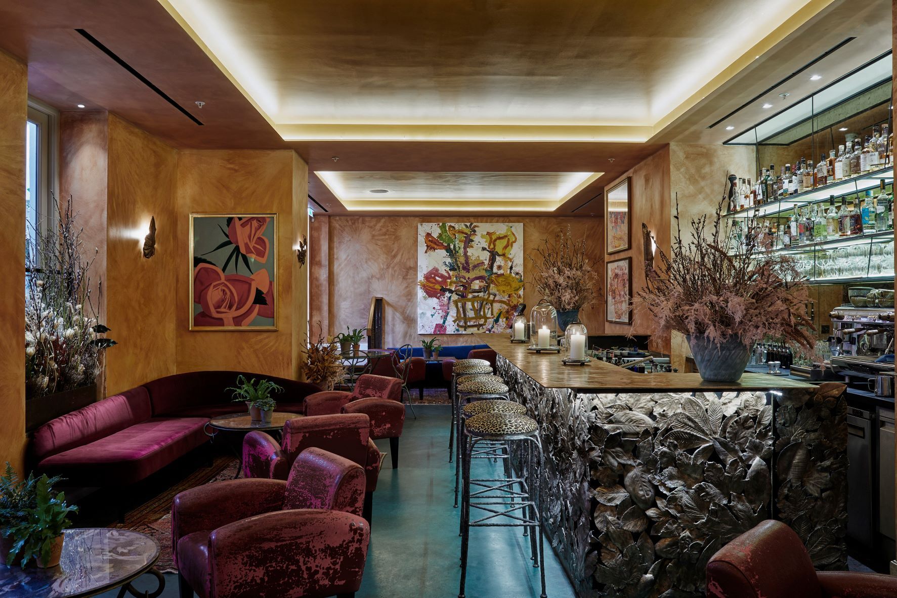 Stylish bar area at La Goccia, perfect for intimate gatherings and cocktail receptions.
