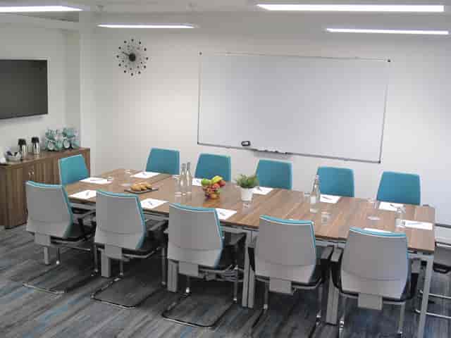 Boston Suite meeting room with long table, ideal for corporate events and presentations.