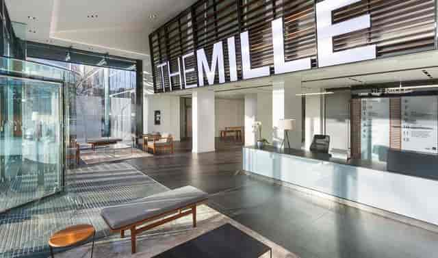 Modern Manor Suite lobby with natural light, ideal for meetings and events.